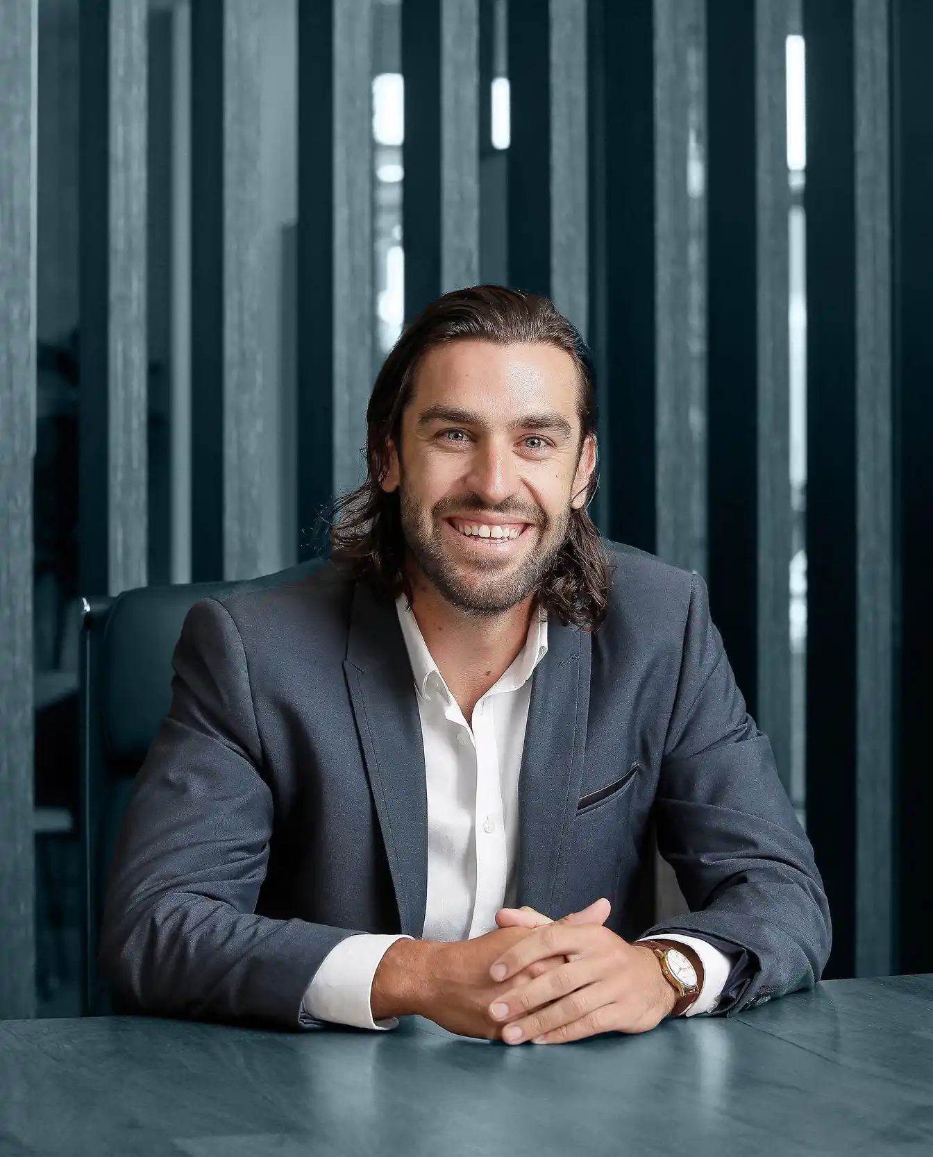 Dave Sonntag copywriter and content marketer leaning over desk in Perth office.
